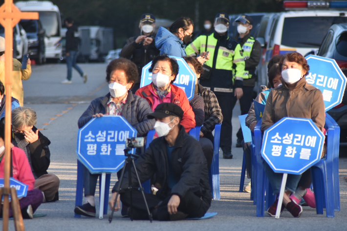 성주 사드 기지 자재 반입…반대단체 "경찰청 인권위 의견 따라 진압 경찰 줄여야"