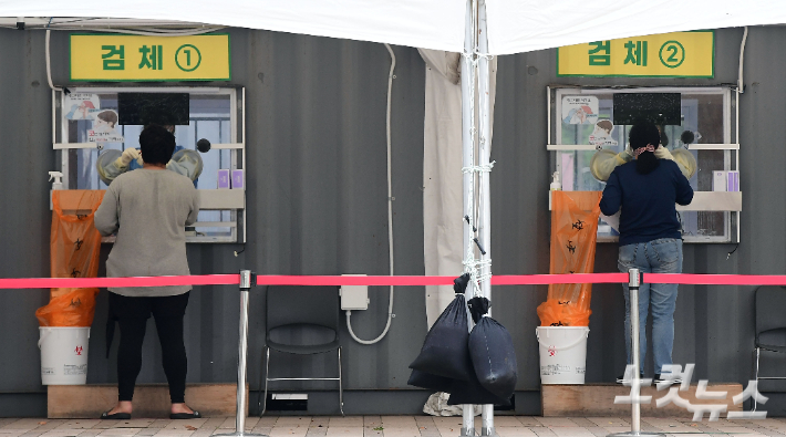 서울광장에 마련된 선별검사소에서 시민들이 검사를 받고 있는 모습. 황진환 기자