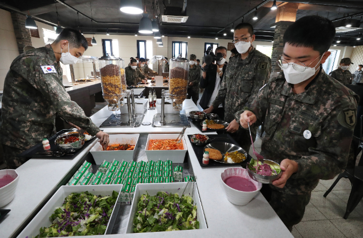 13일 오후 국회 국방위원회의 육군본부에 대한 국정감사에서 의원들이 32사단 병영식당을 방문해 병사들의 식단을 확인했다. 연합뉴스 