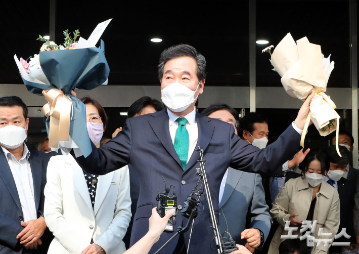 이낙연 전 더불어민주당 대표가 14일 오후 서울 여의도 대산빌딩에서 열린 필연캠프 해단식을 마친 뒤, 꽃다발을 들고 지지자들을 향해 손을 들고 있다. 윤창원 기자