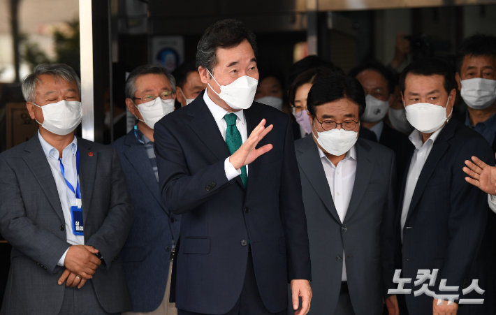 더불어민주당 경선후보 이낙연 전 대표가 14일 서울 여의도 대산빌딩에서 열린 이낙연 필연캠프 해단식을 마친뒤 지지자들에게 인사하고 있다. 윤창원 기자