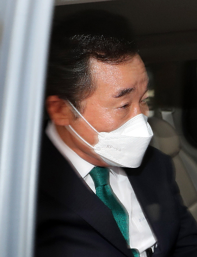 이낙연 전 더불어민주당 대표가 14일 오후 서울 여의도 대산빌딩에서 열린 필연캠프 해단식을 마친 뒤, 차량에 탑승하고 있다. 윤창원 기자