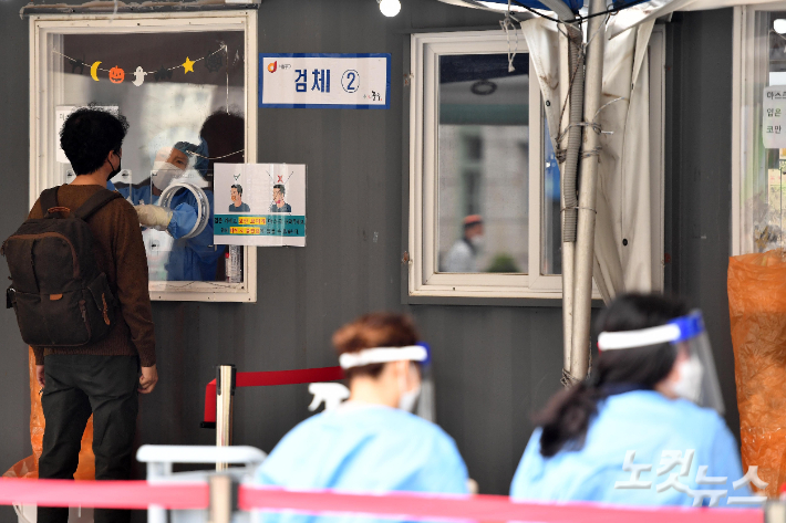 지난 14일 서울역 임시선별진료소를 찾은 시민이 검사를 받고 있다. 박종민 기자
