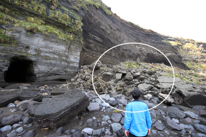 지난 2013년 10월 제주도 서귀포시 대정읍 송악산 해안의 응회암층이 붕괴하면서 밑에 있던 동굴진지 입구 3곳이 파묻혔다. 표시한 부분은 무너져내린 응회암층. 연합뉴스