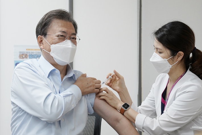 문재인 대통령이 15일 서울 국립중앙의료원 코로나19 중앙예방접종센터에서 코로나19 백신 추가 접종을 받고 있다. 청와대 제공