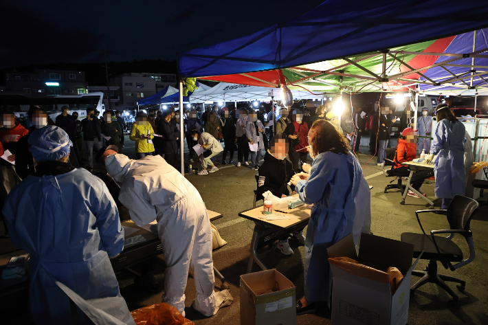 외국인 임시선별진료소에서 검사를 진행하고 있는 모습. 강릉시 제공