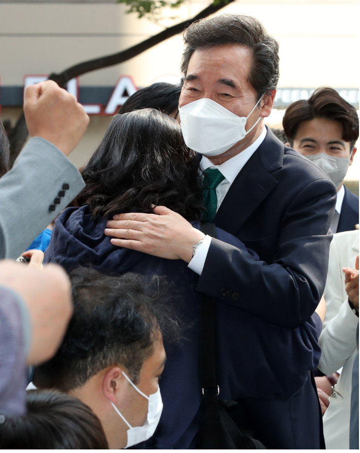 이낙연 전 더불어민주당 대표가 14일 오후 서울 여의도 대산빌딩에서 열린 필연캠프 해단식에 참석하며 지지자들과 포옹을 하고 있다. 윤창원 기자