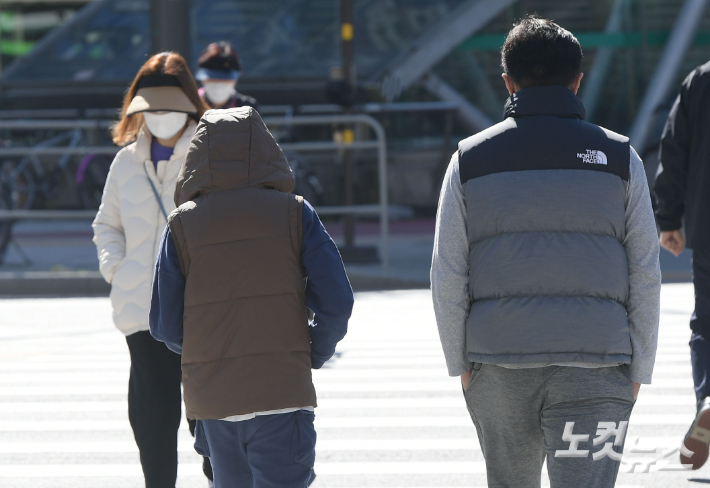 전국 곳곳에 한파특보가 발령된 17일 오전 서울 송파구 인근에 시민들이 두툼한 옷을 입고 발걸음을 옮기고 있다. 이한형 기자