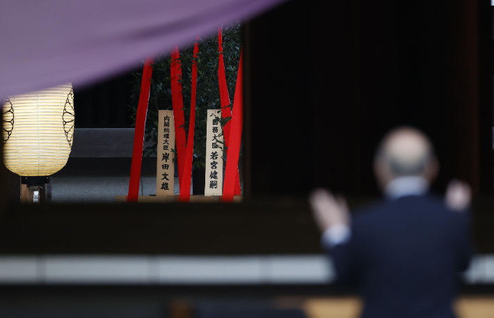 기시다 후미오(岸田文雄) 일본 총리가 17일 총리 취임 후 처음으로 태평양전쟁 A급 전범이 합사된 야스쿠니(靖國)신사에 공물을 봉납했다. 기시다 총리가 봉납한 공물 '마사카키'(왼쪽). 마사카키는 신단이나 제단에 바치는 비쭈기나무(상록수의 일종)를 말한다. 연합뉴스