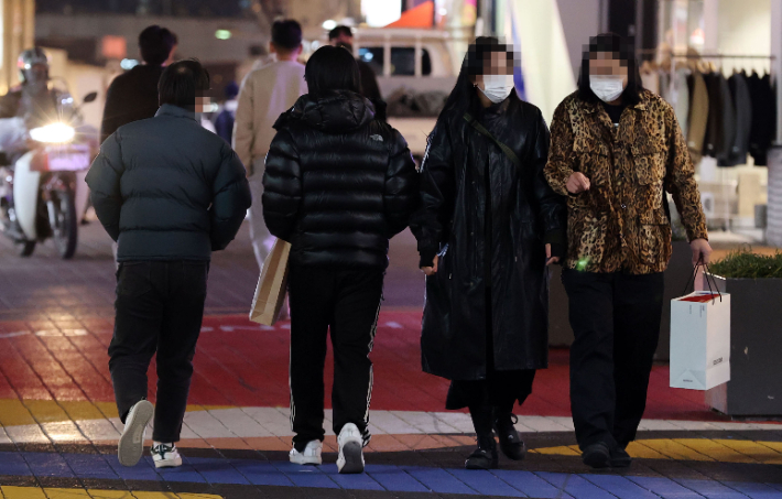 이례적인 가을 한파가 닥친 17일 서울 마포구 홍대거리에서 두툼한 옷을 입은 시민들이 발걸음을 재촉하고 있다. 연합뉴스