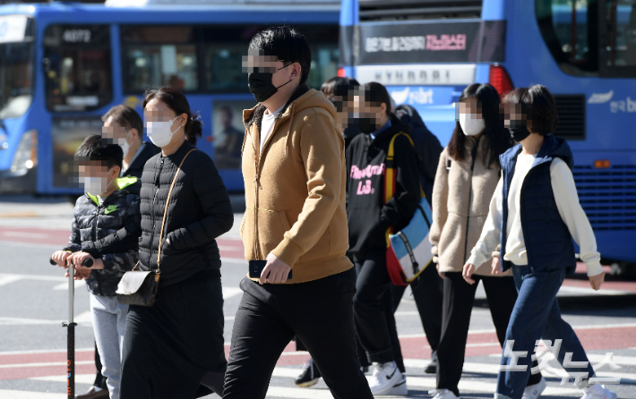 전국 곳곳에 한파특보가 발령된 지난 17일 오전 서울 송파구 인근에 시민들이 두툼한 옷을 입고 발걸음을 옮기고 있다. 이한형 기자
