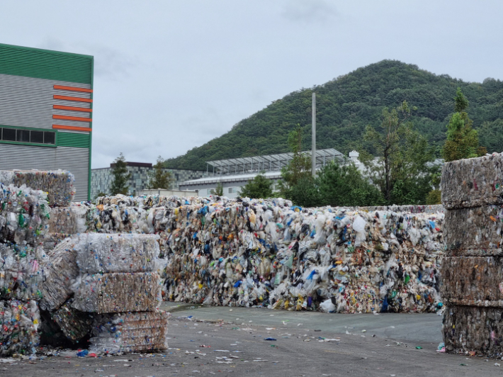생곡재활용센터에 재활용 쓰레기가 쌓여 있는 모습. 박진홍 기자