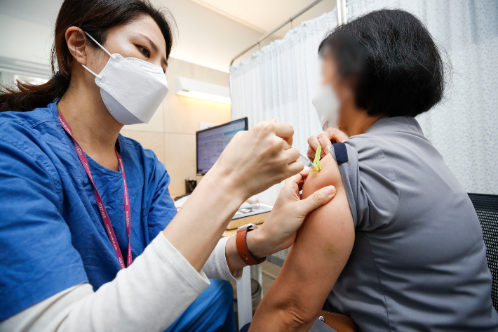 서울 중구 국립중앙의료원 중앙예방접종센터에서 치료병원 종사자들이 백신 접종을 받고 있다. 황진환 기자