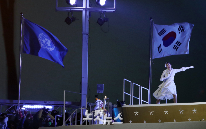 2018 평창동계올림픽 개회식에서 김연아가 성화를 점화하기 직전 성화대 앞 빙판 위에서 연기하는 모습. 이한형 기자