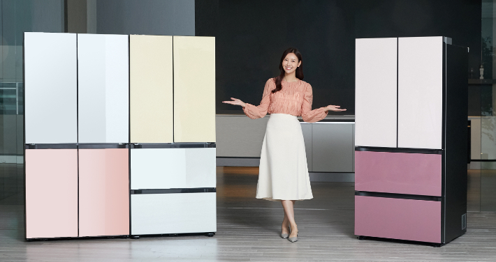 지난 2019년 6월 첫 선을 보인 비스포크 냉장고는 패널 색상과 무늬를 개인 취향껏 선택할 수 있어 국내외 시장에서 큰 인기를 끌고 있다. 사진은 지난달 출시된 '비스프코 김치플러스' 신제품. 삼성전자 제공. 