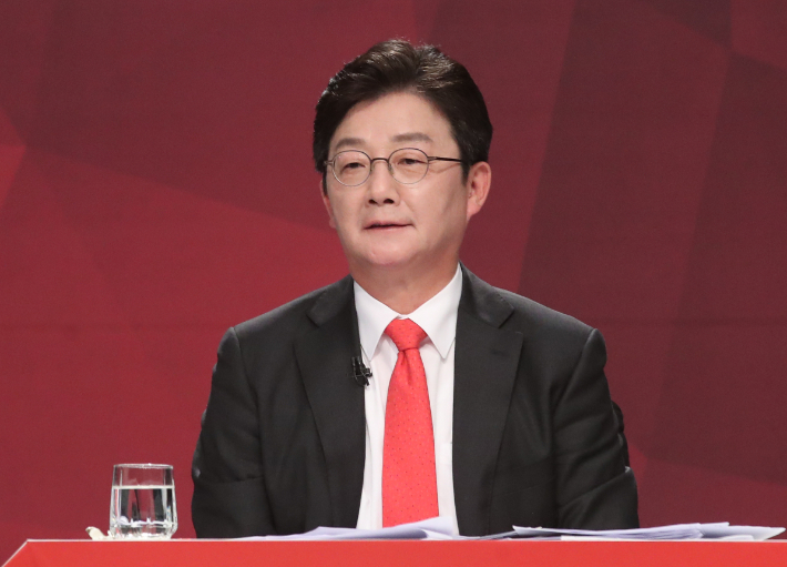국민의힘 유승민 대선 경선 후보가 18일 오후 부산MBC에서 제4차 TV 토론을 하고 있다. 연합뉴스