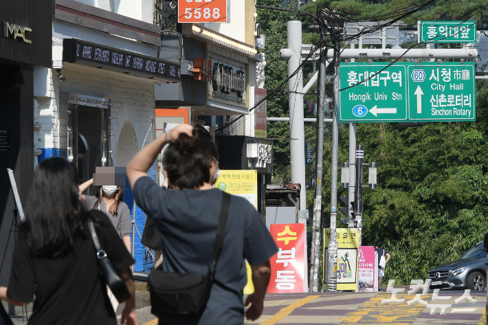 신종 코로나바이러스 감염증(코로나19) 사태가 장기화로 이어지는 가운데, 서울 마포구 홍대거리가 한산한 모습을 보이고 있다. 이한형 기자