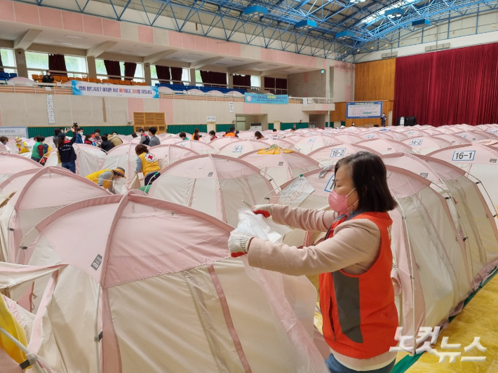 자원봉사자가 포항흥해실내체육관 텐트 철거를 하고 있다. 김대기 기자