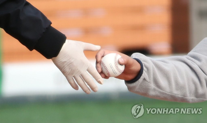 KBO 리그 공인구가 2차 수시 검사에서 합격 기준을 통과했다. 연합뉴스 자료사진