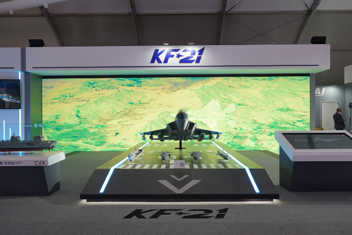  KF-21 보라매 모형과 가상 시범비행 영상. KAI 제공