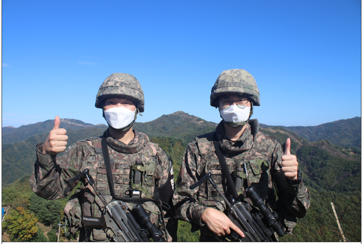 전역 전 휴가를 반납하고 GP에 투입해 임무수행 중인 오준표(왼쪽) 병장과 이재원 병장. 22사단 제공