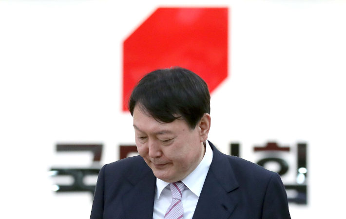 국민의힘 윤석열 대선 예비후보가 19일 오후 창원 의창구 경남도당에서 열린 '경남 선대위 임명장 수여식'에서 발언을 마친 후 자리를 이동하고 있다. 연합뉴스