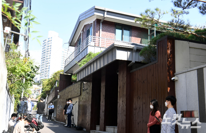 화천대유 대주주인 김만배 씨의 누나가 구입한 서대문구 연희동  윤석열 부친 주택. 국회사진취재단