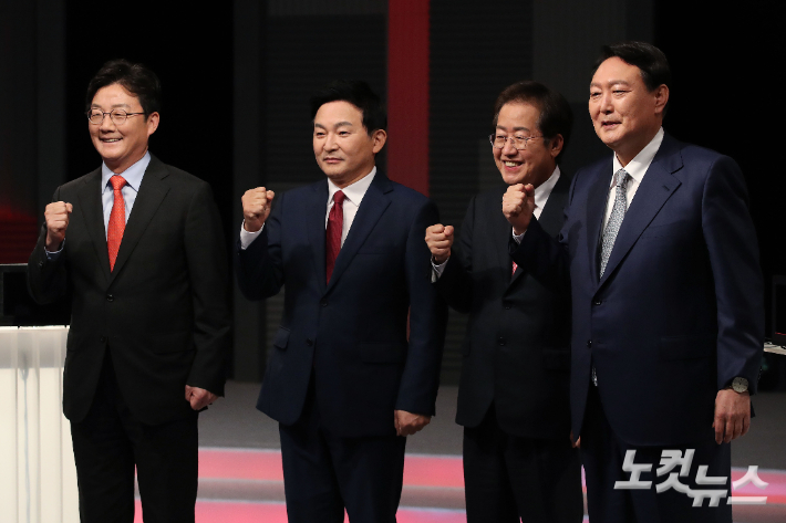 유승민, 원희룡, 홍준표, 윤석열 국민의힘 대선 경선 후보가 15일 오후 서울 마포구 상암 MBC에서 국민의힘 대선 경선후보 일대일 맞수토론 전 포즈를 취하고 있다. 국회사진취재단