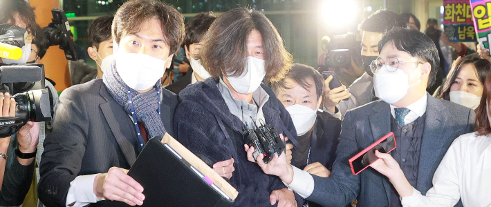 남욱 변호사가 18일 오전 인천국제공항 통해 귀국, 검찰 수사관에게 체포돼 공항을 나가고 있다. 이한형 기자