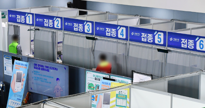 서울 서대문구 예방접종센터에서 한 시민이 접종실로 향하고 있다. 황진환 기자