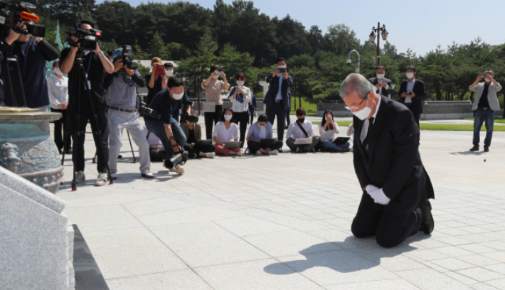 김종인 전 미래통합당(현 국민의힘) 비상대책위원장이 지난해 8월 19일 광주 북구 국립 5.18 민주묘지를 참배하고 있다. 연합뉴스