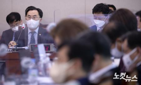 문승욱 산업통상자원부 장관(왼쪽 둘째)이 20일 국회에서 열린 산업통상자원중소벤처위원회 산업통상자원부 종합감사에서 의원들 질의에 답하고 있다.