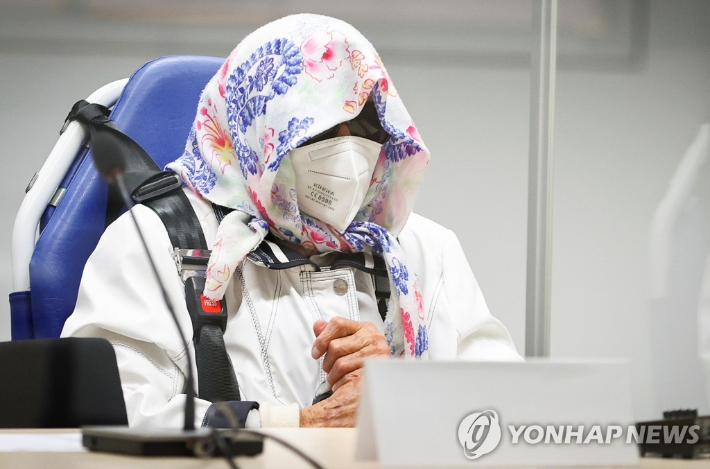 19일(현지시간) 피고인이 법정에서 재판이 시작되길 기다리고 있다. 연합뉴스