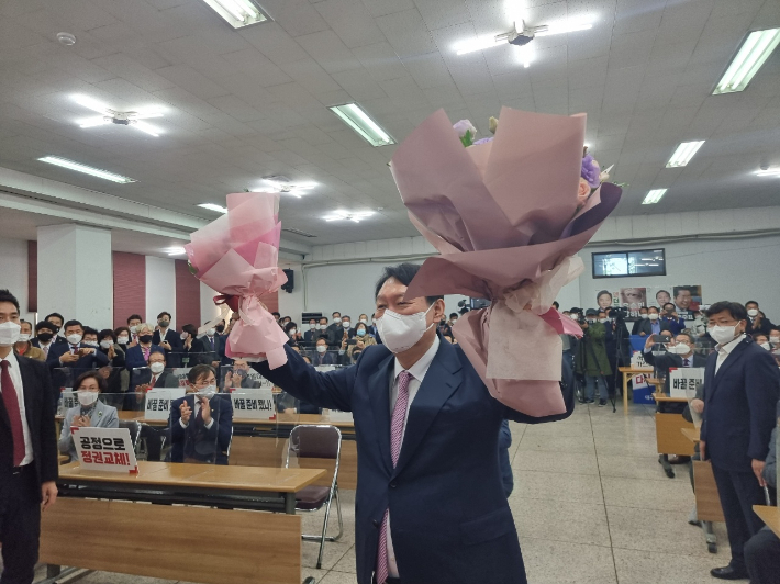 윤석열 전 검찰총장이 대구.경북 선대위 발대식에서 꽃다발을 받고 화답하고 있다. 지민수 기자