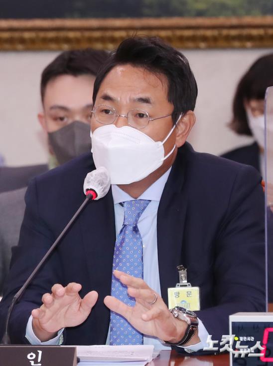 답변하는 여민수 카카오 대표이사