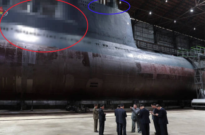 2019년 7월 북한 관영매체가 공개한, 김정은 국무위원장이 잠수함을 시찰하는 모습. 로미오급 개조 잠수함으로 보인다. 연합뉴스