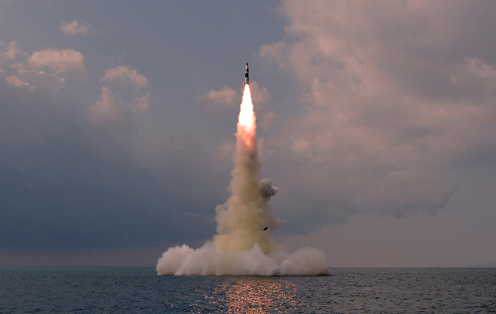 북한이 전날 잠수함발사탄도미사일(SLBM)을 잠수함에서 시험발사한 사실을 20일 확인했다. 연합뉴스