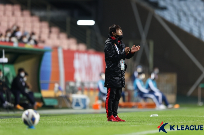 울산과 경기에서 선수들을 격려하는 포항 김기동 감독. 한국프로축구연맹 제공