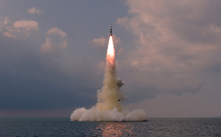 북한이 전날 잠수함발사탄도미사일(SLBM)을 잠수함에서 시험발사한 사실을 지난 20일 확인했다. 연합뉴스
