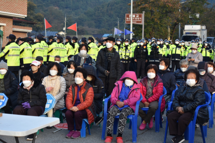 성주 사드 기지 공사 자재 반입…반대 집회 강제해산 후 진입로 확보