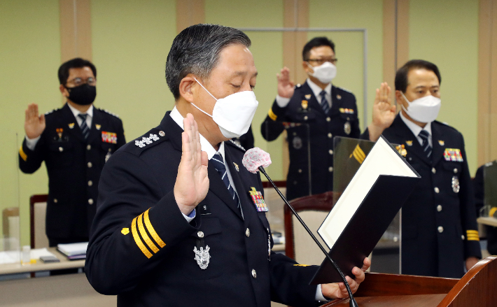 지난 15일 부산경찰청 국정감사에서 이규문 부산경찰청장이 선서를 하고 있다. 사진공동취재단