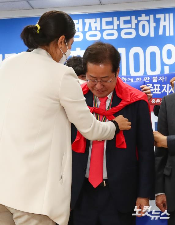 국가대표 100인의 사인 모은 유니폼 전달받는 홍준표