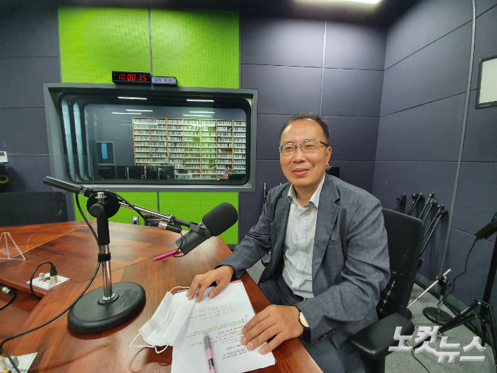 강원CBS 시사프로그램 <위클리오늘> 나철성의 창에 출연한 강원평화경제연구소 나철성 소장. 강민주 PD.