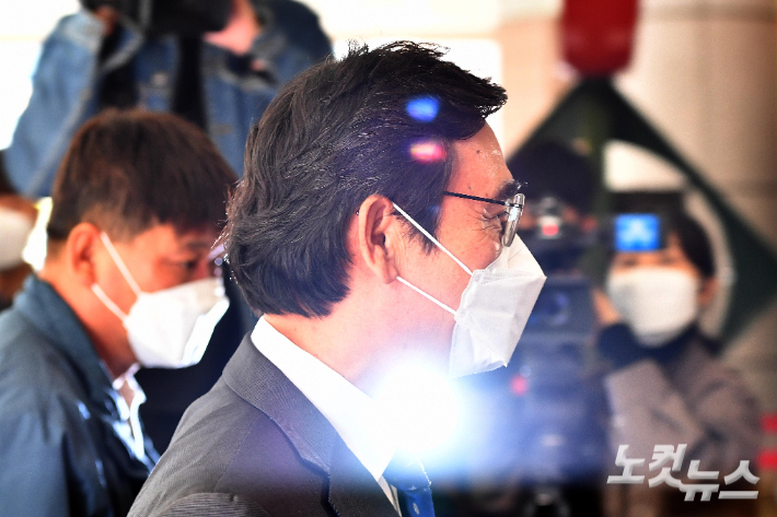 한동훈 검사장의 명예를 훼손한 혐의로 기소된 유시민 전 노무현재단 이사장이 21일 서울서부지법에서 열린 첫 재판에 출석하는 모습. 박종민 기자
