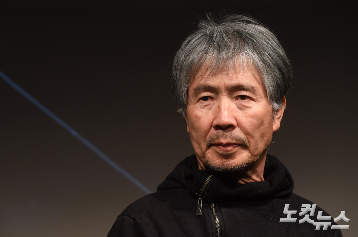 가수 최백호가 9일 오후 서울 아현동 마포문화원 뮤지스땅스에서 데뷔 40년 기념앨범 '불혹' 발매 음악 감상회를 갖고 취재진을 향해 포즈를 취하고 있다. 황진환 기자