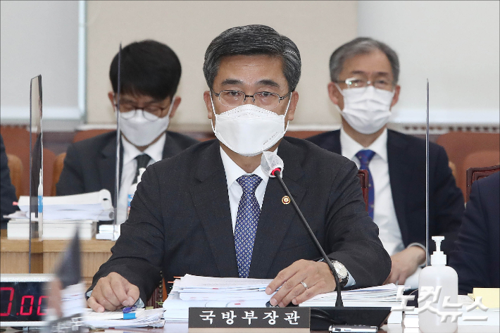 서욱 국방부 장관이 21일 국회에서 열린 국방위원회의 국방부 종합국정감사에서 의원 질의에 답변을 하는 모습. 윤창원 기자