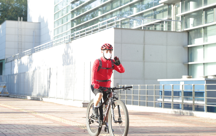박상돈 천안시장이 도심 자전거길 조성을 위해 자전거도로를 이용, 시청사에 출근하고 있다. 천안시 제공