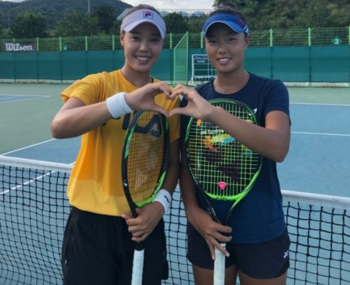 한국 테니스 유망주의 산실 장호배에서 사상 첫 자매 우승을 이룬 정영원(왼쪽)-정보영. 손영자 안동테니스협회장