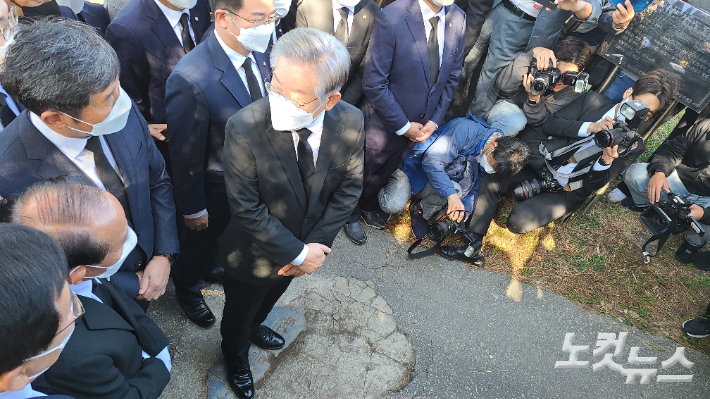 22일 이재명 더불어민주당 대선후보가 '전두환 기념비석'을 밟고 있다. 김한영 기자