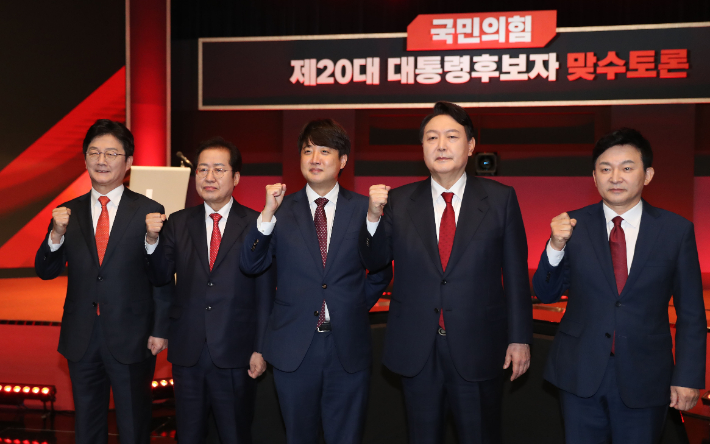 포즈 취하는 국민의힘 대선 경선 후보들과 이준석 대표. 연합뉴스